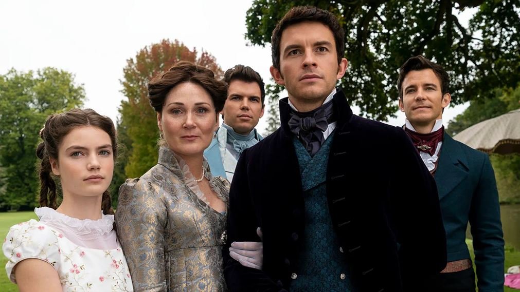 სერიალში მოქმედება მე-19 საუკუნის ინგლისში ვითარდება. სიმდიდრე, ვნება და ღალატი ბრიჯერტონების ძლიერ ოჯახს ყველგან თან სდევს.