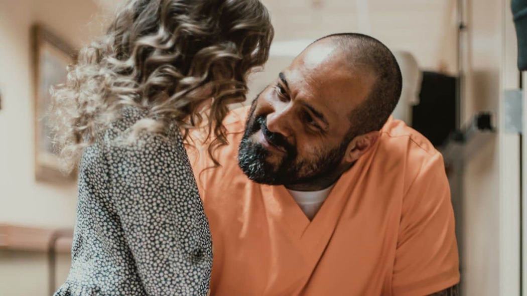 გამოუსწორებელი კრიმინალისა და პატარა გოგონას გზები მოულოდნელად იკვეთება, რომელსაც ანგელოზი ადამიანების შეცვლაში ეხმარება.