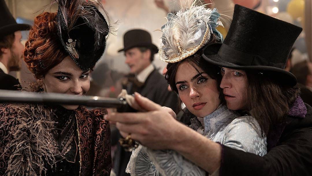 მე-15 საუკუნის პრინცი ცოლის დაკარგვის შემდეგ ღმერთს უარყოფს და მას მარადიული წყევლა ერგება: ის დრაკულად იქცევა. საუკუნეების განმავლობაში ხეტიალის განწირული, ის ბედსა და სიკვდილს ეწინააღმდეგება, ერთადერთი იმედით - დაკარგულ სიყვარულთან ხელახლა შეერთებით.