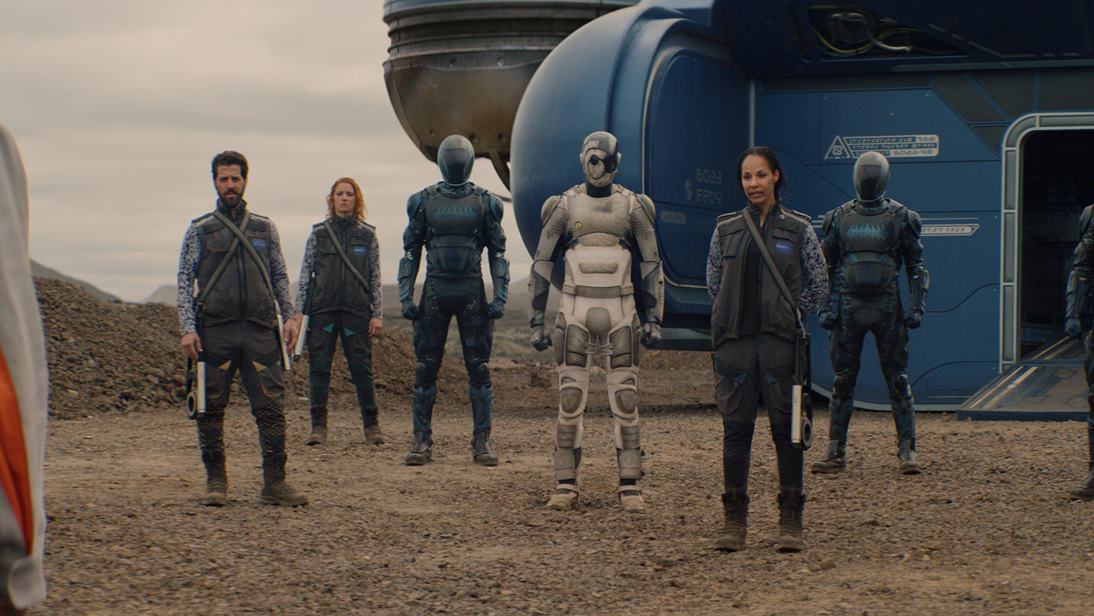 მაღალტექნოლოგიურად განვითარებულ მომავალში, თაღლითი დაცვის რობოტი ფარულად მოიპოვებს თავისუფალ ნებას. დამალვის მიზნით, ის უხალისოდ უერთდება ახალ მისიას, რომელიც მეცნიერებს იცავს საშიშ პლანეტაზე... მიუხედავად იმისა, რომ მას მხოლოდ სერიალების ყურება სურს.