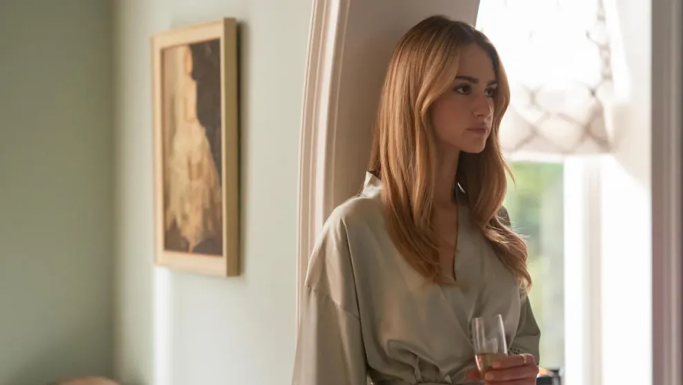 სერიალი მოგვითხრობს ლუსისა და სტივენის რთულ, წინააღმდეგობებით აღსავსე ისტორიაზე, რომელიც კოლეჯში იწყება და რვა წლის განმავლობაში გრძელდება. ის, რაც თავიდან ჩვეულებრივ სტუდენტურ გატაცებად ჩანდა, ნელ-ნელა დამანგრეველ, ტოქსიკურ კავშირად გადაიქცევა. მანიპულაცია და მუდმივი ეჭვიანობა მათ ცხოვრებას ქაოსში ახვევს. ეს არის ამბავი იმაზე, თუ როგორ შეუძლია ერთ საბედისწერო შეხვედრას, შეცვალოს არა მხოლოდ ორი ადამიანის, არამედ მათი მეგობრებისა და ოჯახის წევრების ბედი...