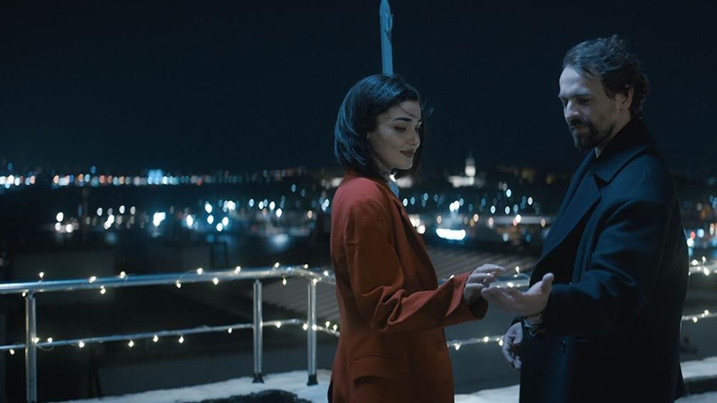 მსოფლიოში ცნობილი არქეოლოგი და პრაგმატული იურისტი ბავშვობის ურთიერთობიდან წლების შემდეგ ხელახლა ხვდებიან ერთმანეთს, როდესაც მათი უმანკო მეგობრობა რაღაც დაუნგრეველში გადაიზარდა.