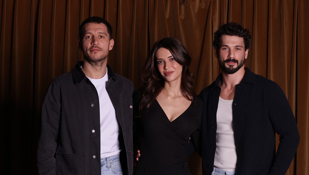 ოჯახისთვის შურისძიების მცდელობის შემდეგ, მამაკაცი ციხეში ხვდება და ძალიან საშიშ კარტელს უერთდება. წლების შემდეგ ის აღმოაჩენს, რომ საყვარელი ქალი მის ახლობელზე დაქორწინდა, რაც ერთგულებას, სიყვარულსა და გადარჩენას შორის დაძაბულ კონფლიქტს იწვევს.